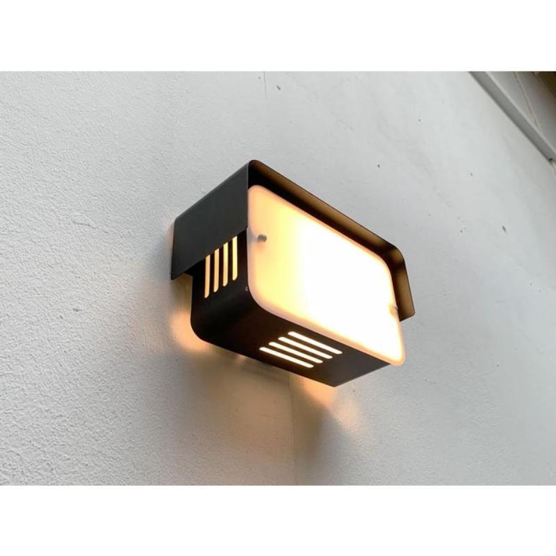 Metallo Lampada da parete minimalista di metà secolo di NO AGE, anni '60 in vendita