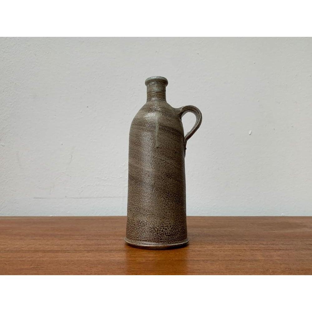 Minimalistische Mid-Century-Karaffe-Vase aus Studio-Keramik, 1960er Jahre (Moderne der Mitte des Jahrhunderts) im Angebot