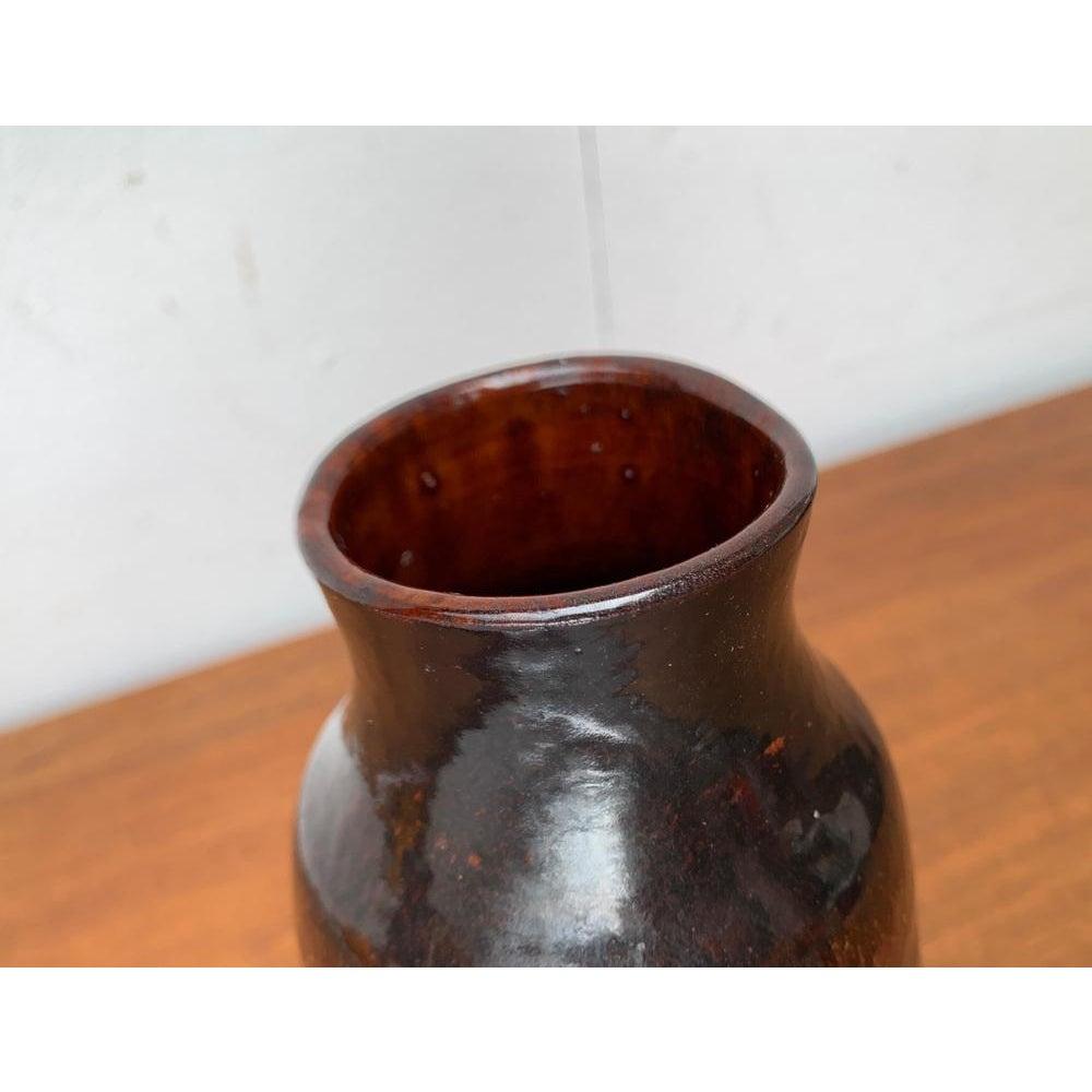 Mid-Century Minimalist Studio Pottery Vase by Elke & Elmar Kubicek, Germany, 1960s, in Very Good conditions. Designed 1960 to 1969 This piece has an attribution mark.

Additional information:
Materials: Ceramic
Style: Mid-Century Modern,