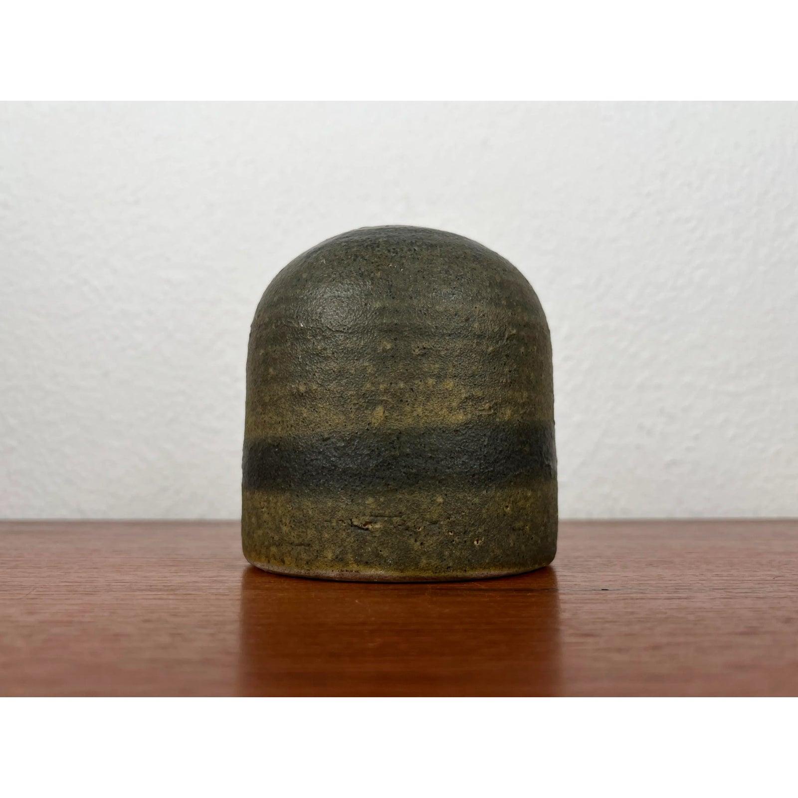 Mid-Century Minimalist Dutch Studio Pottery Vase by Piet Knepper for Mobach, 1960s, in Very Good conditions. Designed 1960 to 1969 This piece has an attribution mark.

Additional information:
Material: Ceramic
Color: Brown
Styles: Mid-Century