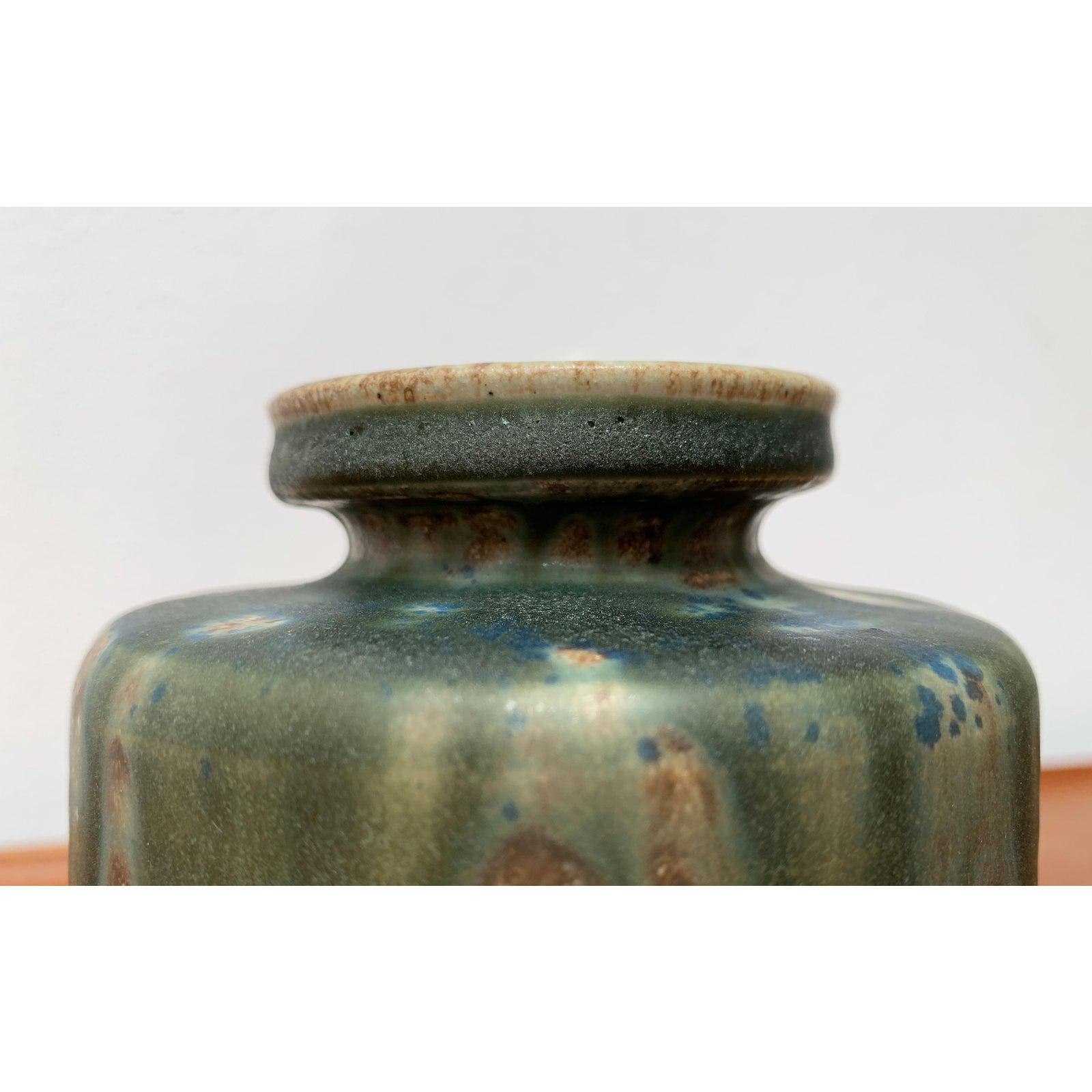 Mid-Century Minimalist Studio Pottery Vase by Rolf Weber for Rolf Weber Steinzeug, 1960s, in Very Good conditions. Designed 1960 to 1969 This piece has an attribution mark.

Additional information:
Material: Ceramic
Color: Beige
Styles: Mid-Century