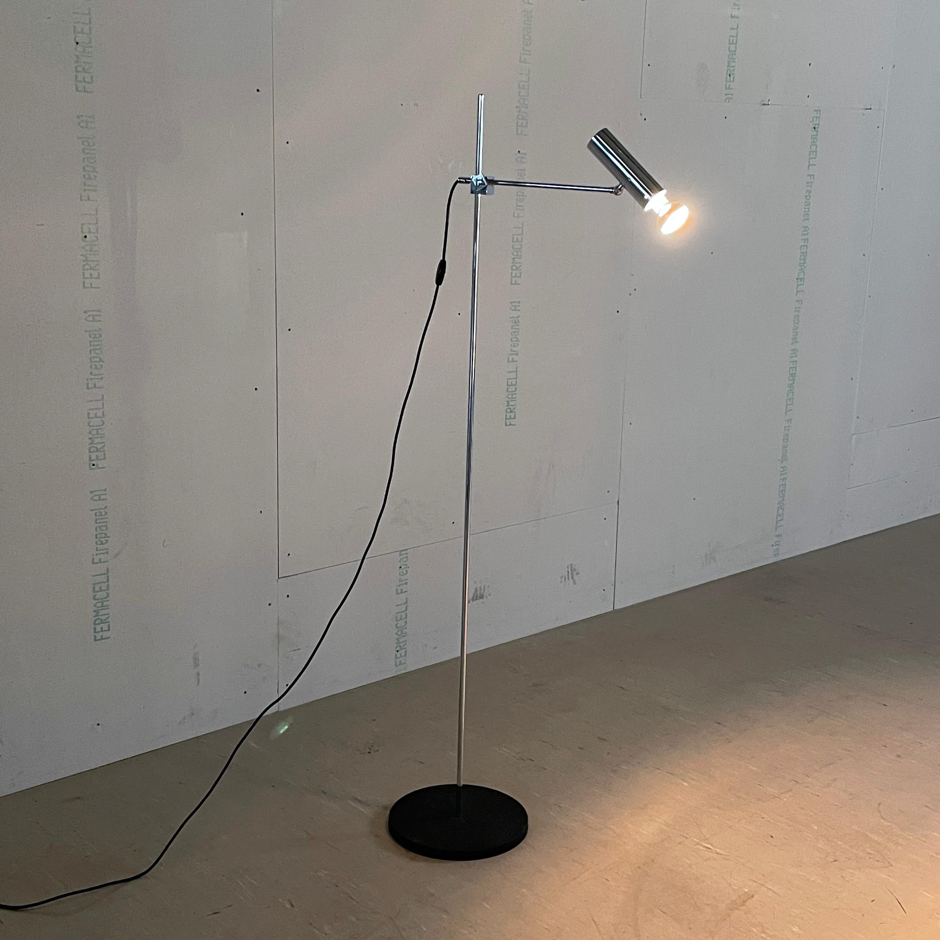 Lampada da terra minimalista di metà secolo in cromo svizzero in vendita 3