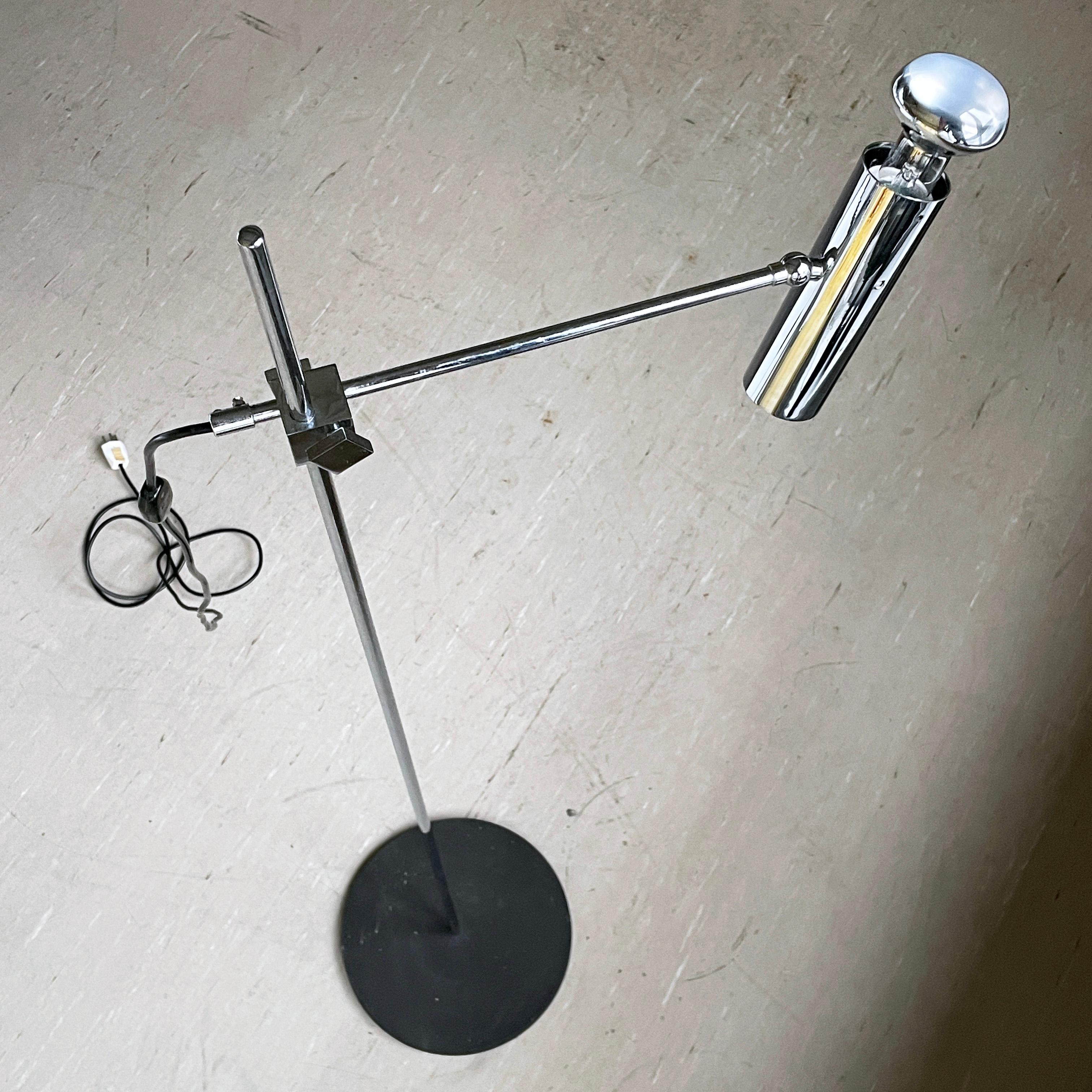 Lampada da terra minimalista di metà secolo in cromo svizzero in vendita 4