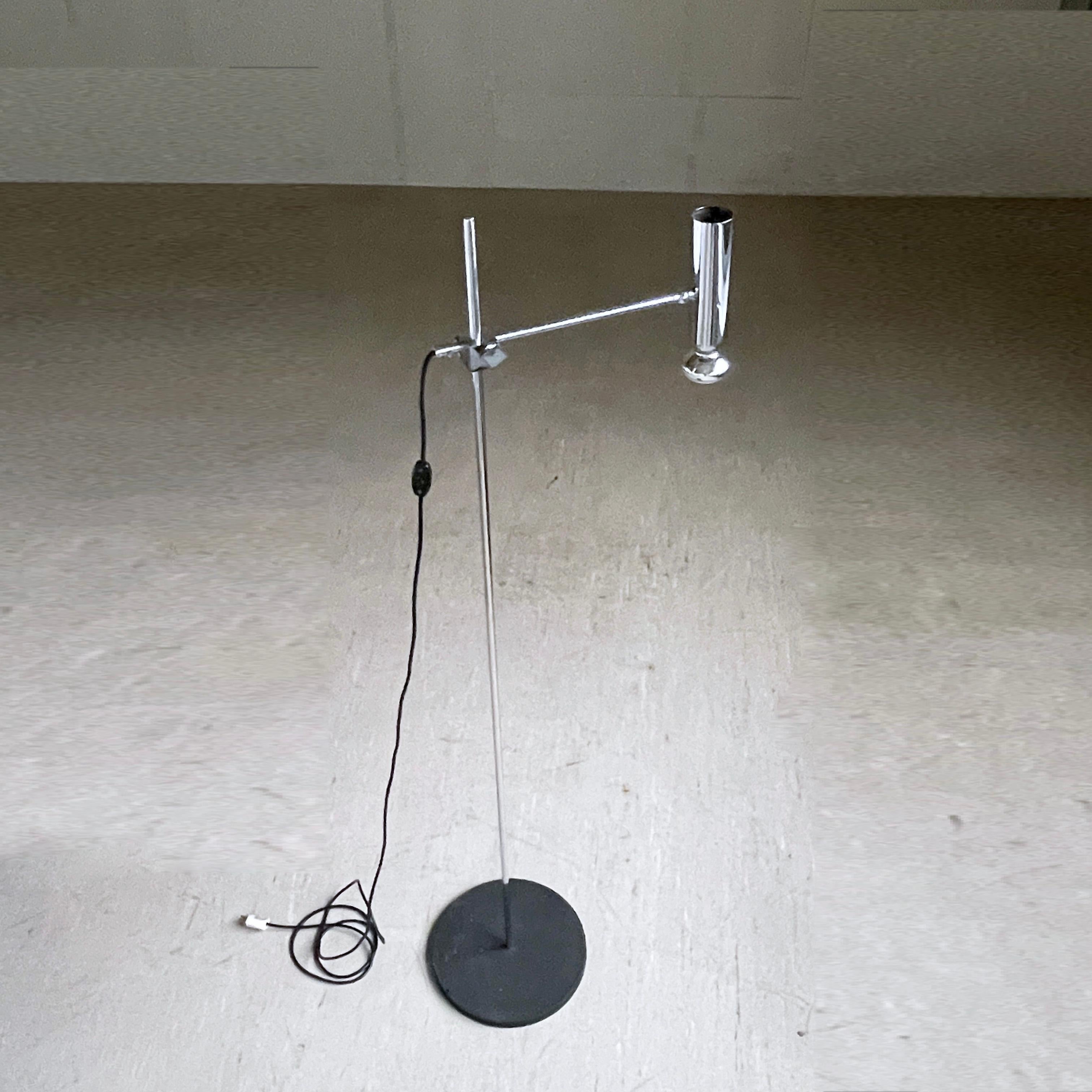 Lampada da terra minimalista di metà secolo in cromo svizzero in vendita 5