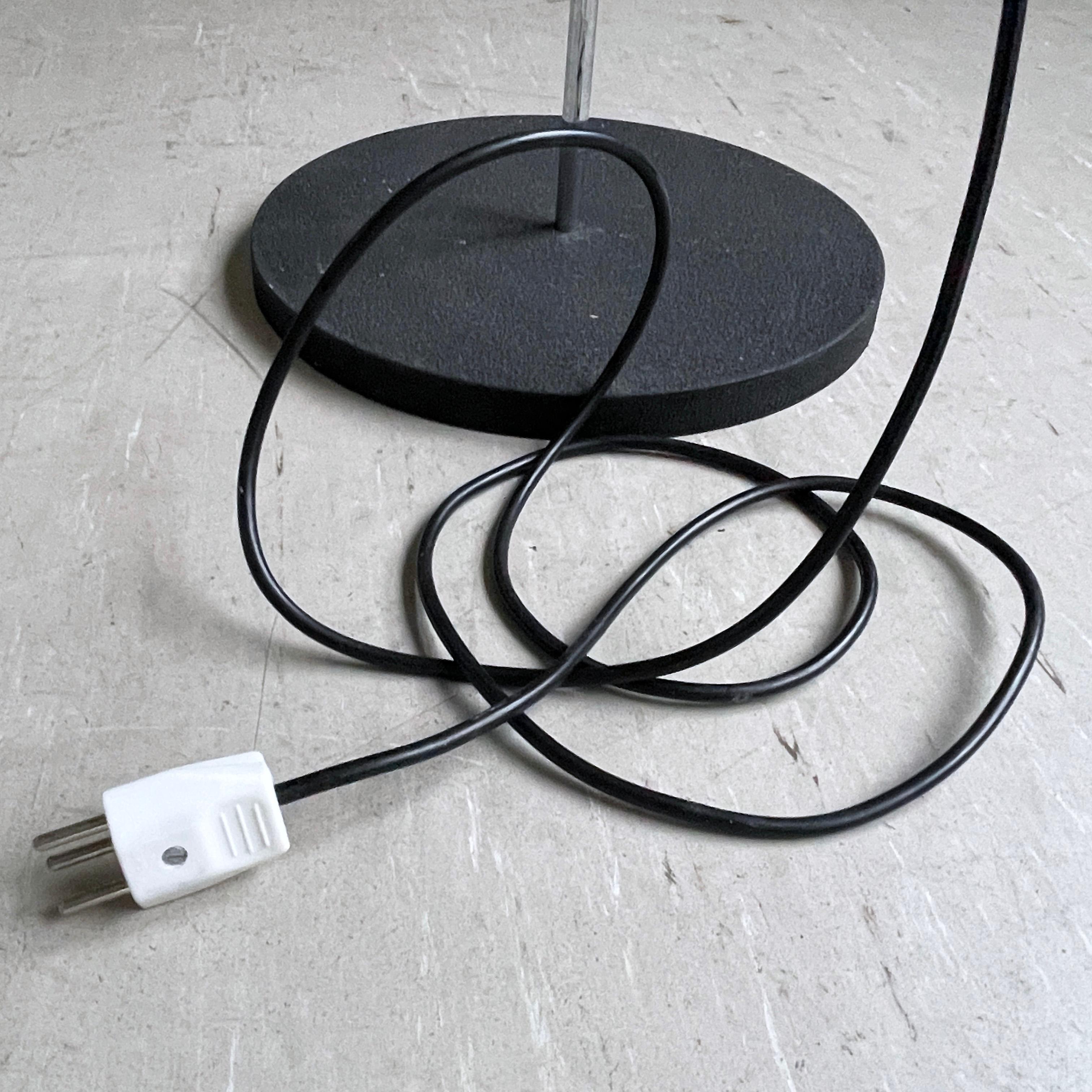 Lampada da terra minimalista di metà secolo in cromo svizzero in vendita 6
