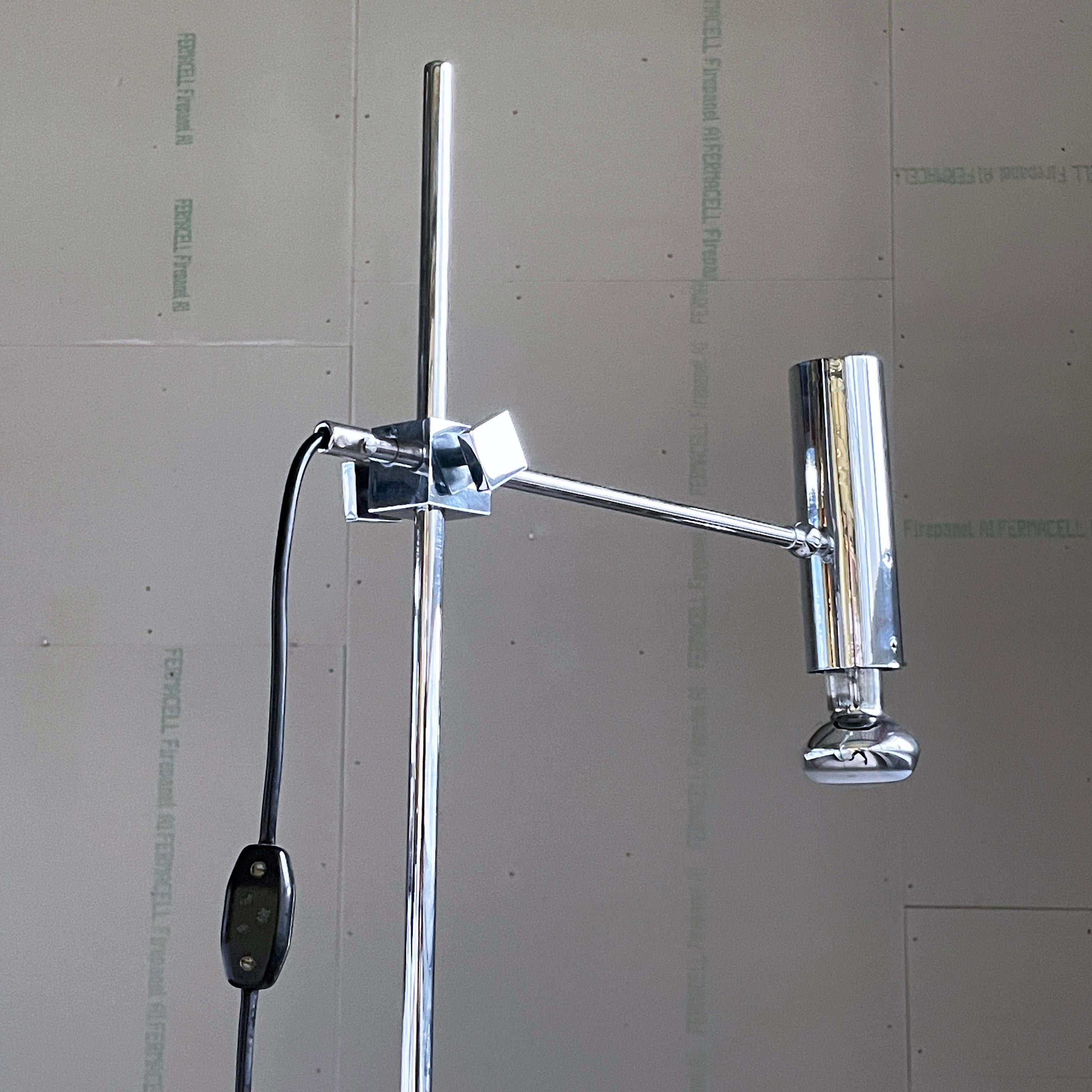 Lampada da terra minimalista di metà secolo in cromo svizzero in vendita 7