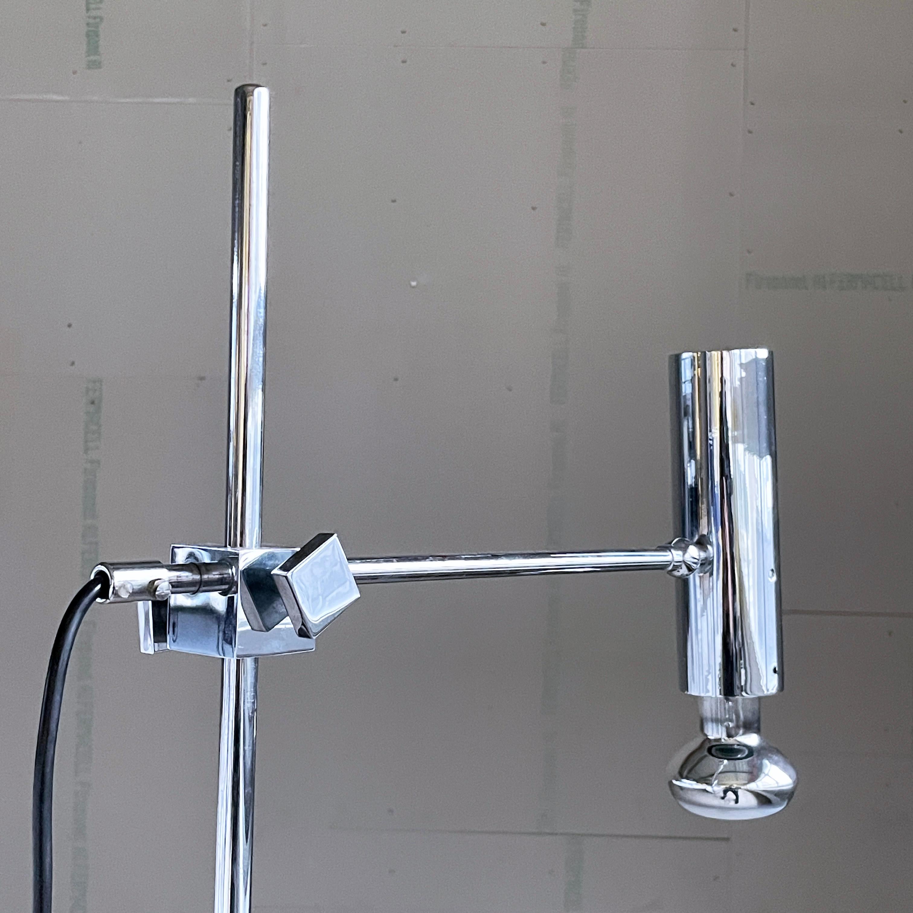 Lampada da terra minimalista di metà secolo in cromo svizzero in vendita 8