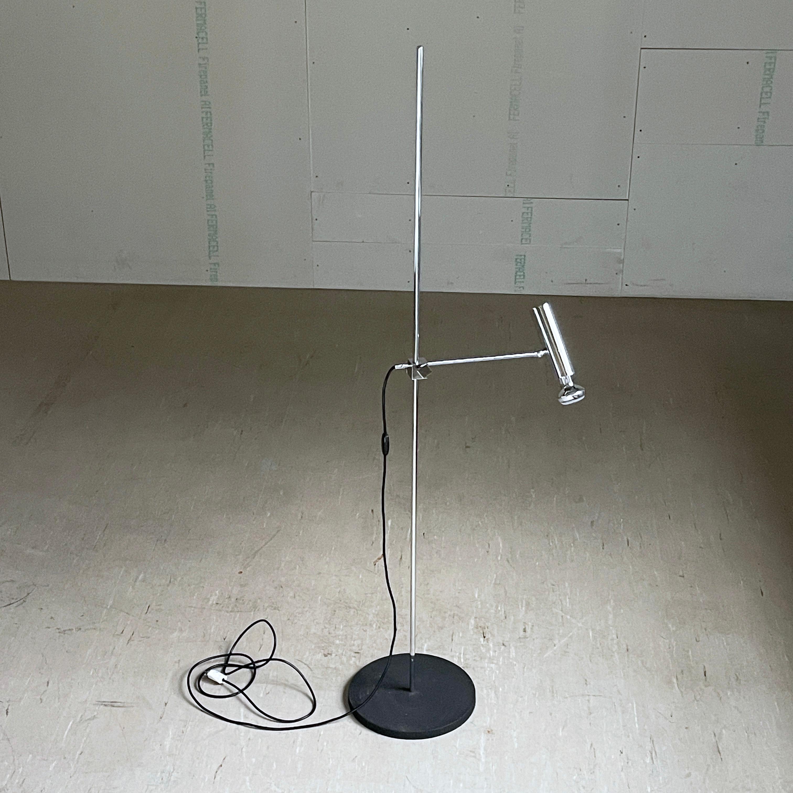Lampada da terra minimalista di metà secolo in cromo svizzero in vendita 10
