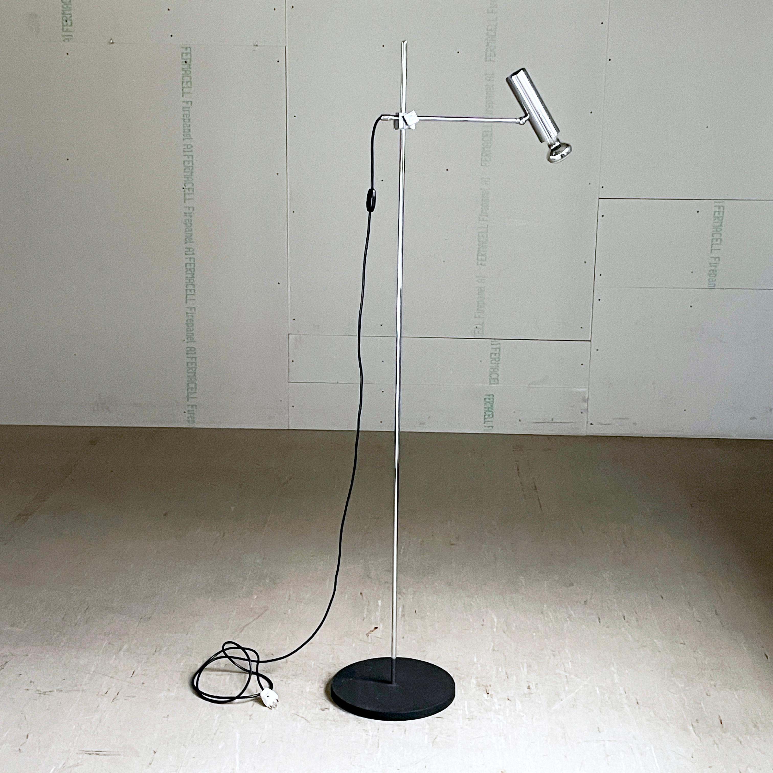 Lampada da terra minimalista svizzera in metallo cromato degli anni '50/'60 con spot direzionale per variare le opzioni di illuminazione a seconda delle esigenze. Braccio regolabile in altezza e angolazione con base in ghisa pesante.
Colore: Cromo /
