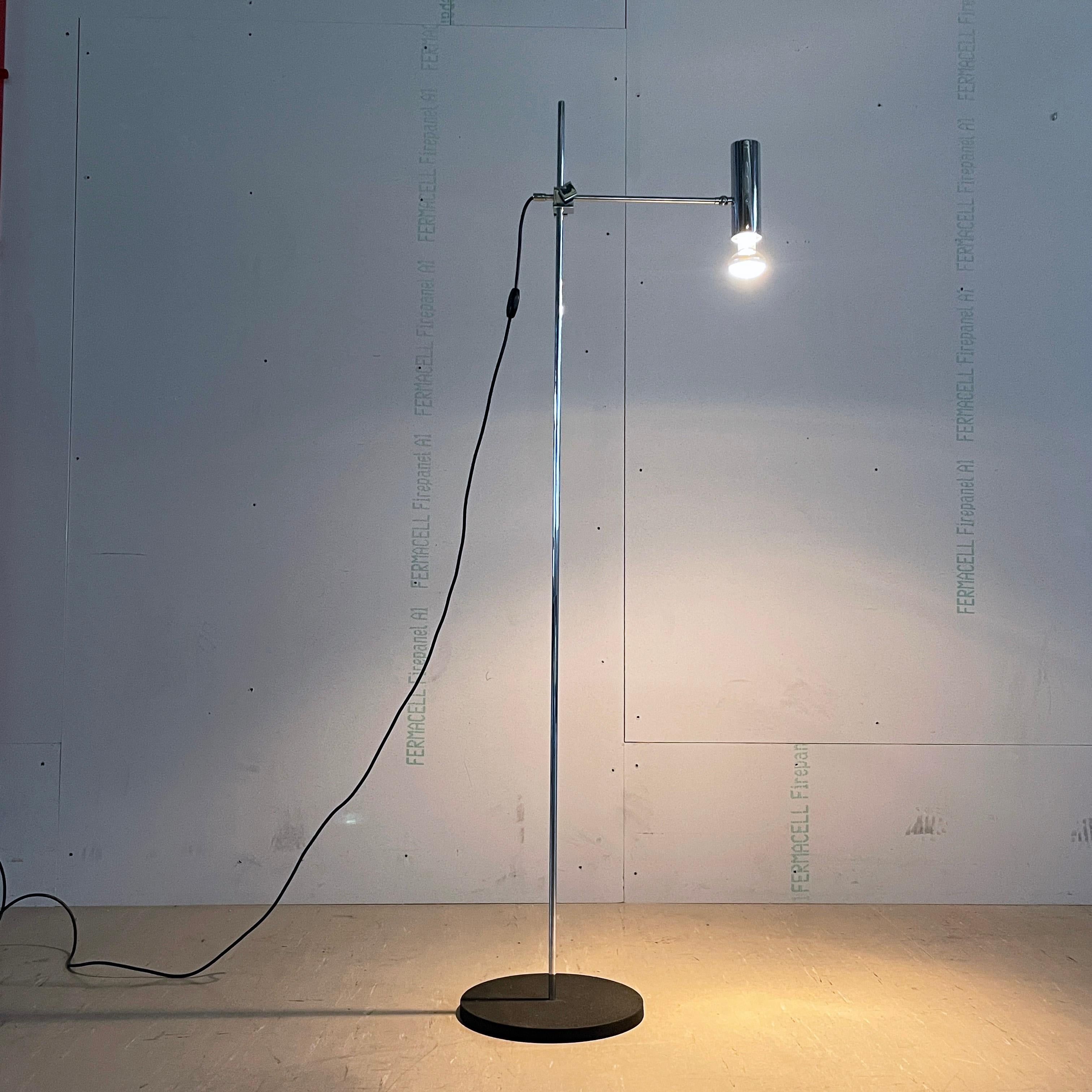 Mid-Century moderno Lampada da terra minimalista di metà secolo in cromo svizzero in vendita