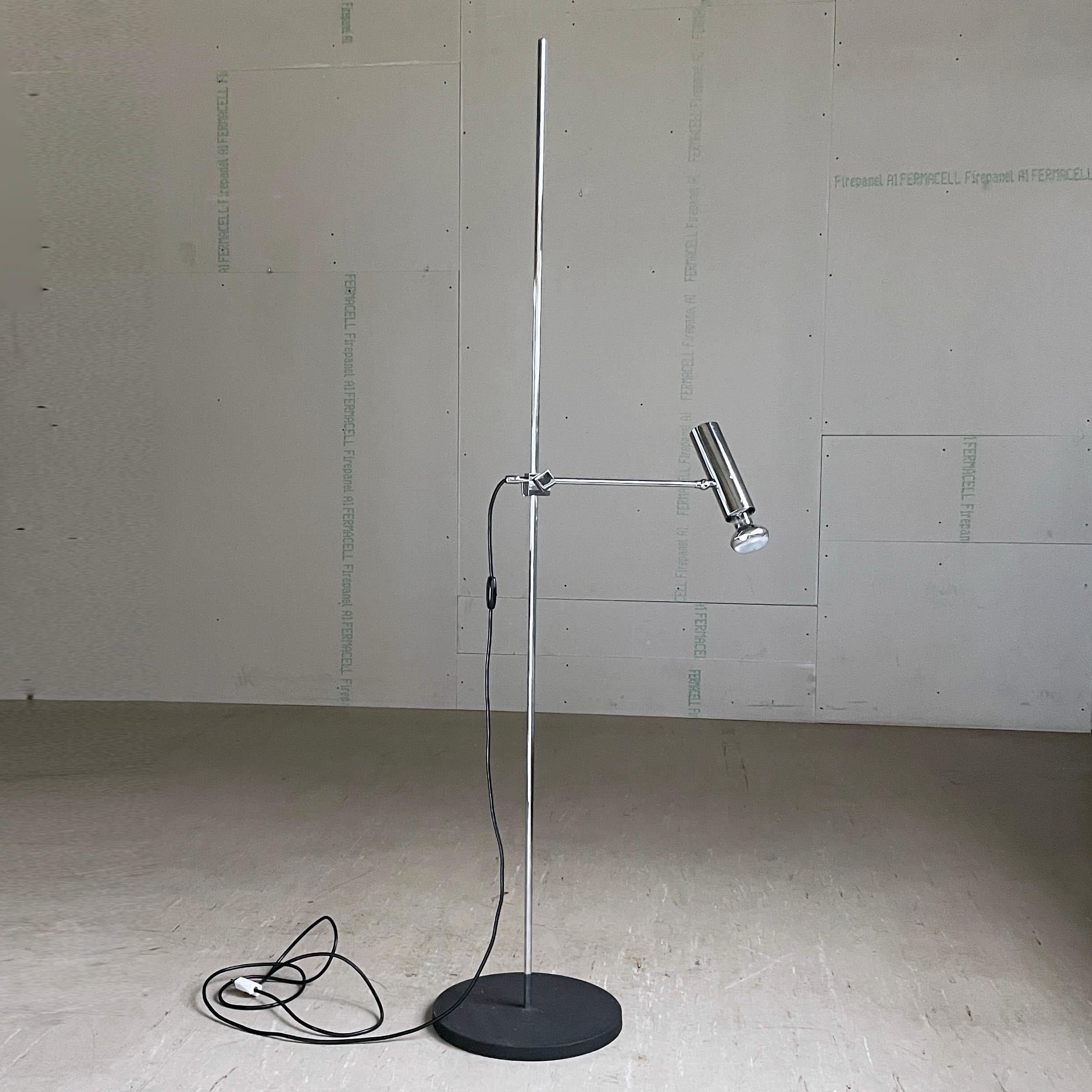 Svizzero Lampada da terra minimalista di metà secolo in cromo svizzero in vendita
