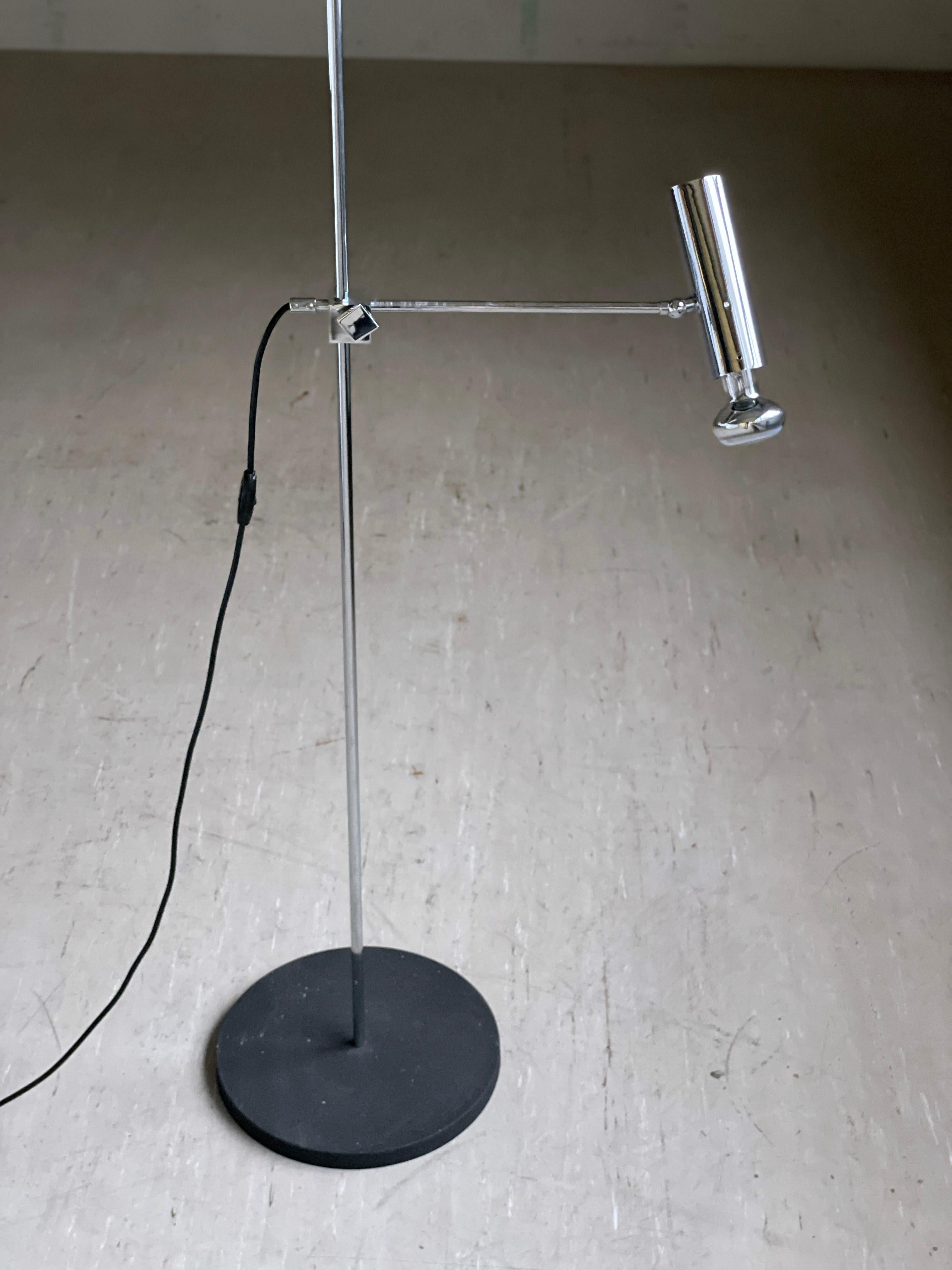 Lampada da terra minimalista di metà secolo in cromo svizzero In condizioni buone in vendita a Bern, CH