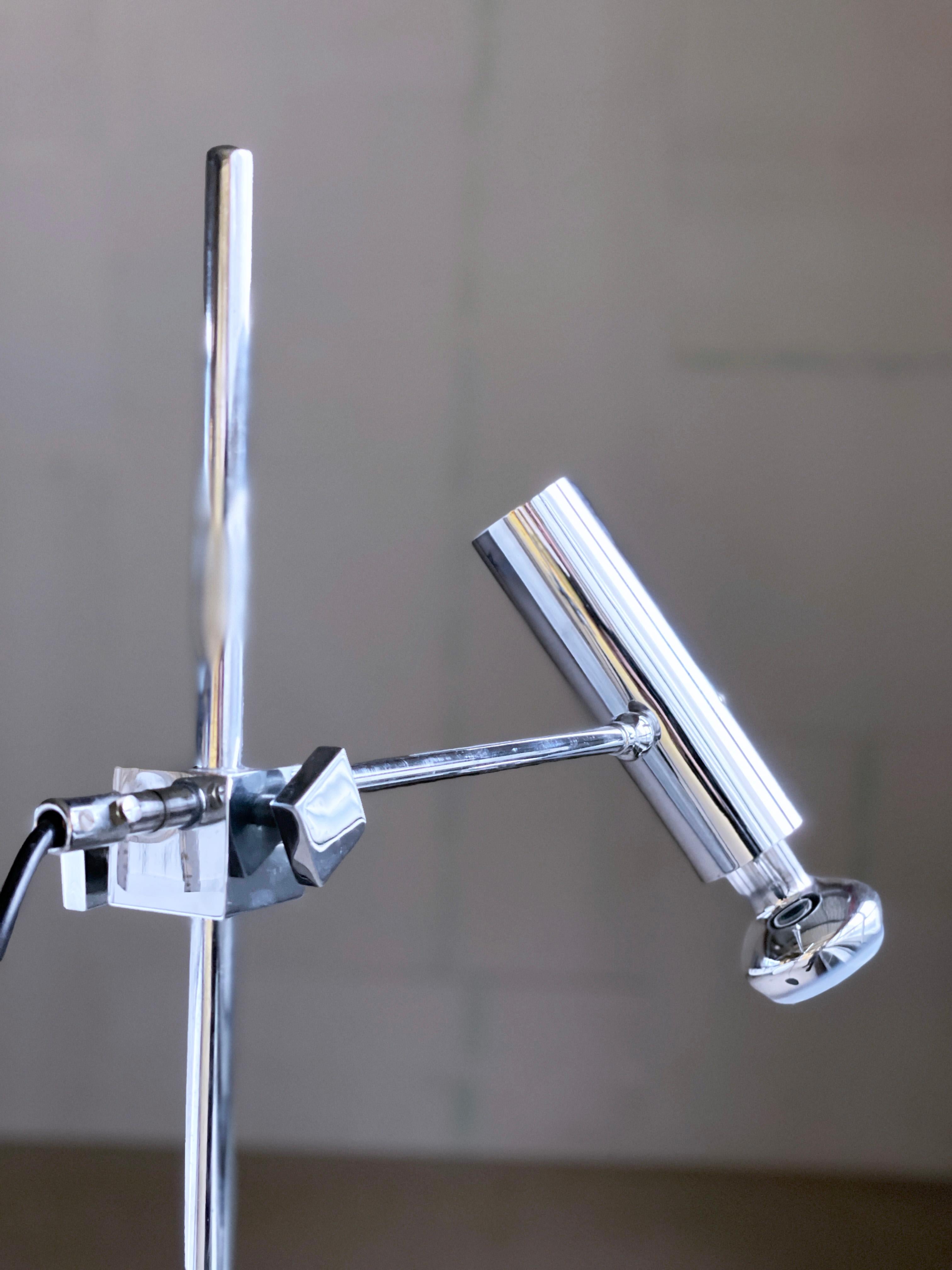 XX secolo Lampada da terra minimalista di metà secolo in cromo svizzero in vendita