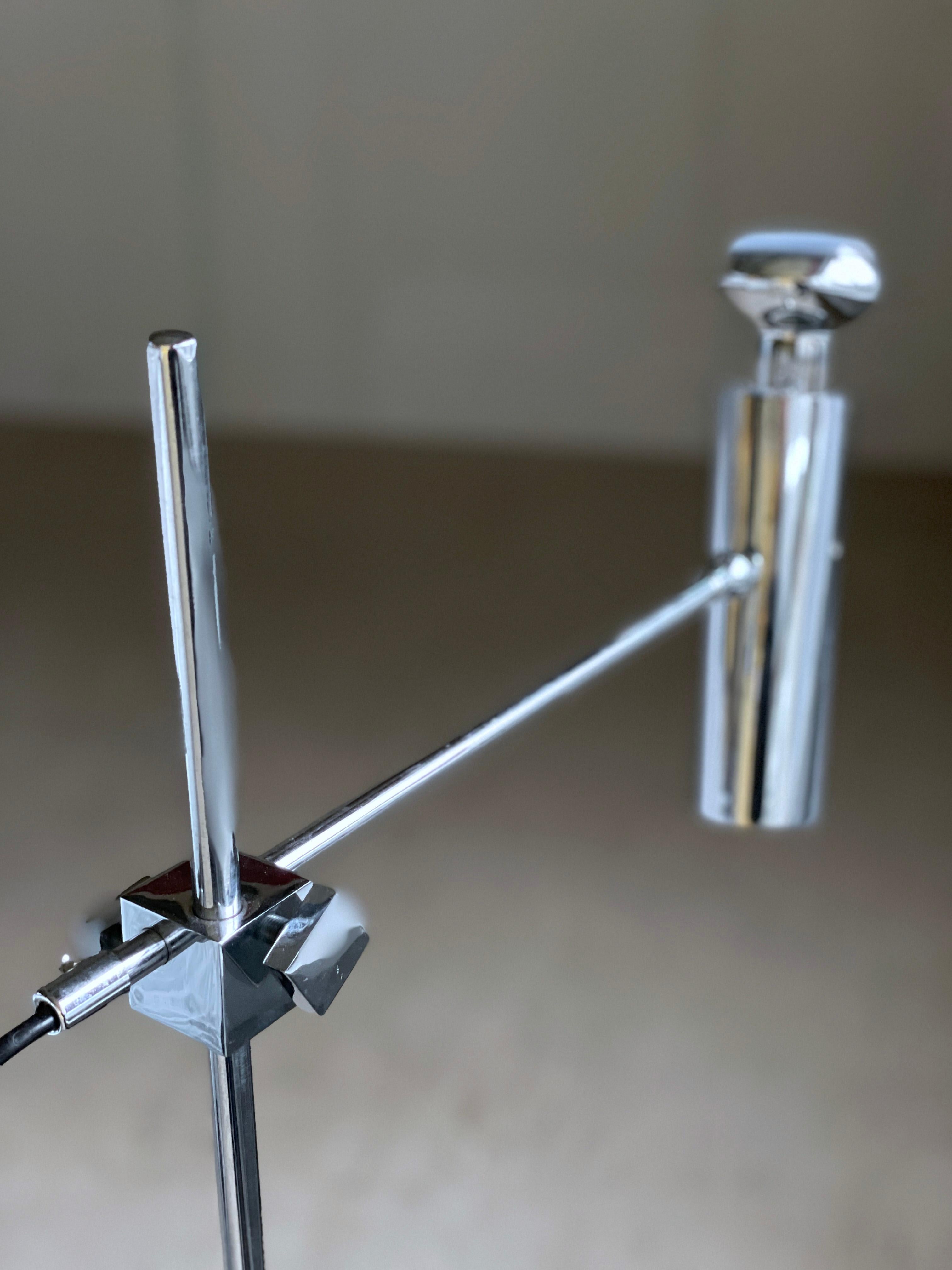 Cromo Lampada da terra minimalista di metà secolo in cromo svizzero in vendita