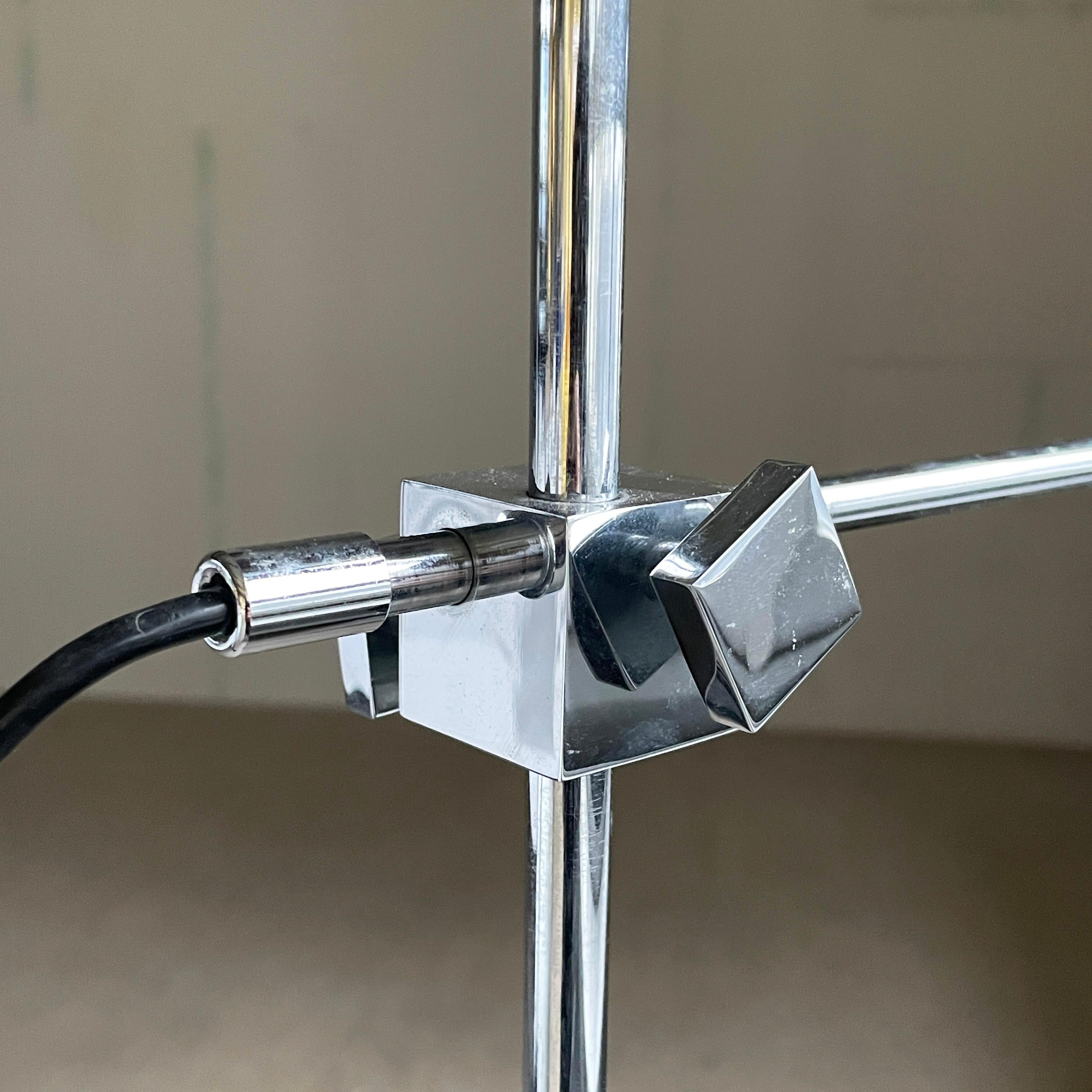 Lampada da terra minimalista di metà secolo in cromo svizzero in vendita 2