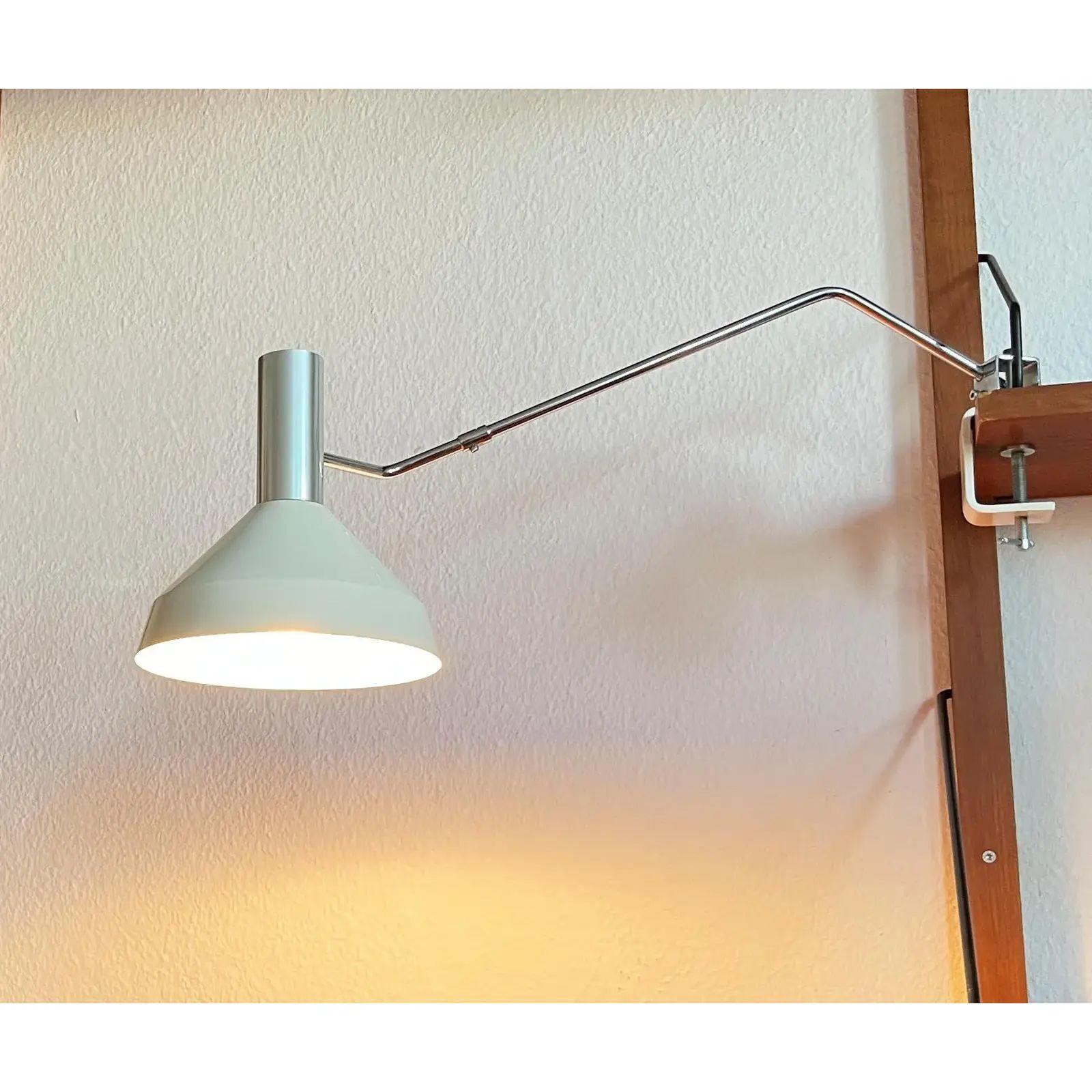 Lampe de table à pince minimaliste du fabricant suisse Baltensweiler, basée sur un design de Rosemarie et Rico Baltensweiler des années 60.

Une conception fonctionnelle dans un langage de conception très objectif. La tête de lampe se compose d'un