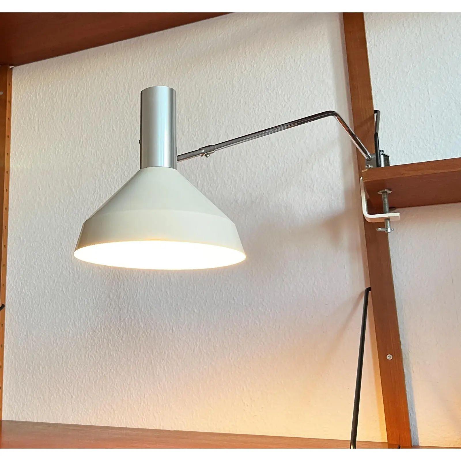Lampe de table à pince suisse minimaliste du milieu du siècle par Rosemarie et Rico, années 1950 Excellent état - En vente à Hamburg, DE