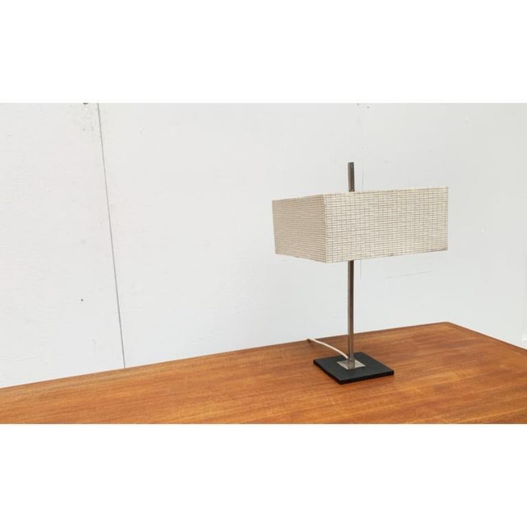 Lámpara de mesa minimalista de mediados de siglo, años 60 Metal en venta