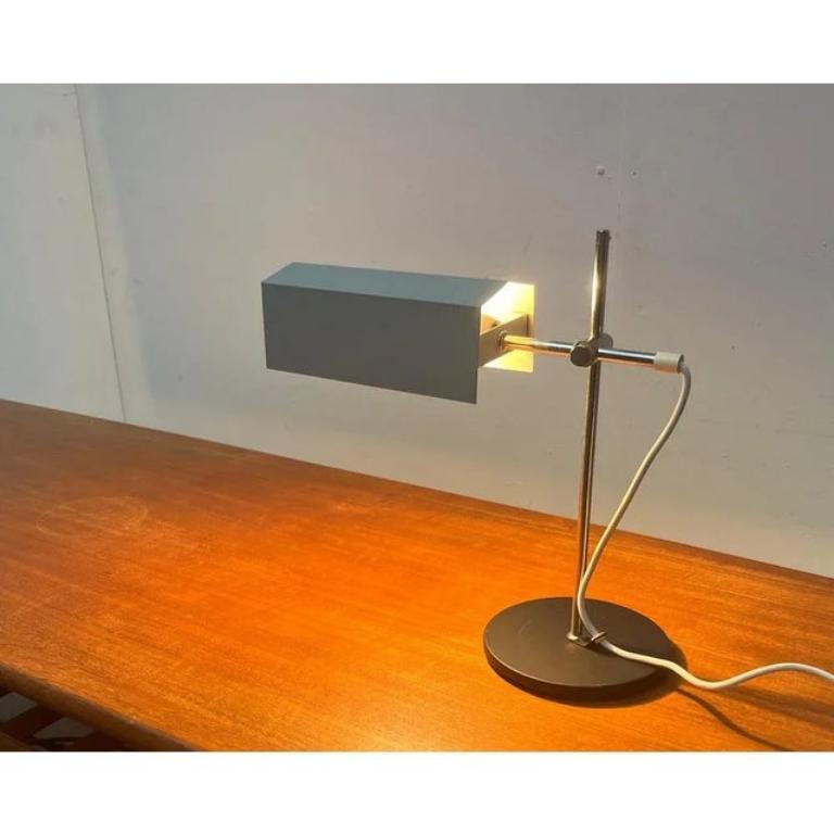 Luci da tavolo minimaliste di metà secolo provenienti dall'ex DDR e prodotte da VEB Leuchtenbau, Lengefeld.

Nella sua semplicità, il design ricorda Josef Hurka dell'allora Cecoslovacchia. L'ombrello riflettore è costituito da una lastra di metallo,