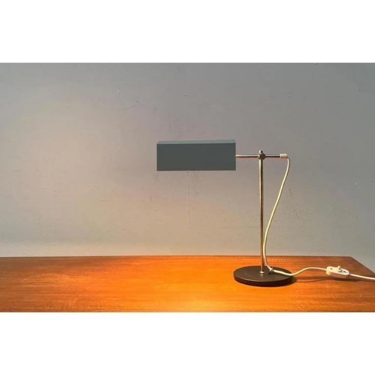 Metallo Lampada da tavolo minimalista di metà secolo di VEB Leuchtenbau, Lengefeld Germania, anni '60 in vendita