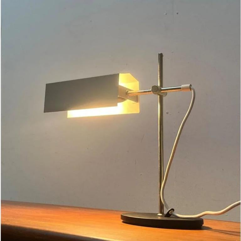 Lampada da tavolo minimalista di metà secolo di VEB Leuchtenbau, Lengefeld Germania, anni '60 in vendita 1