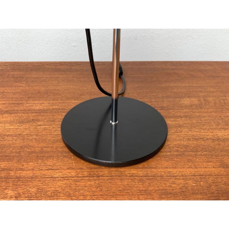 Lámpara de mesa minimalista de mediados de siglo en metal y plástico, años 60 en venta 4