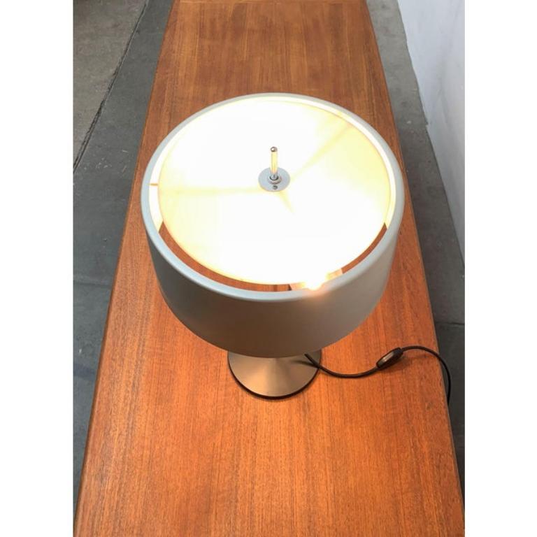 Lámpara de mesa minimalista de mediados de siglo en metal y plástico, años 60 en venta 5