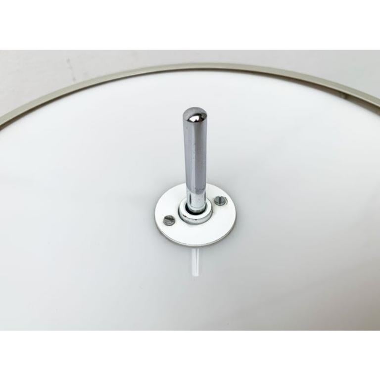 Lámpara de mesa minimalista de mediados de siglo en metal y plástico, años 60 en venta 6