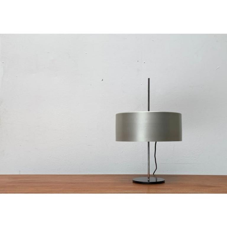 Lámpara de mesa minimalista de mediados de siglo.

El diseño convence por su sencillez. La forma y la materialidad indican el minimalismo de los fabricantes suizos de iluminación. El paraguas muestra una sencilla forma de tambor y se cierra en la