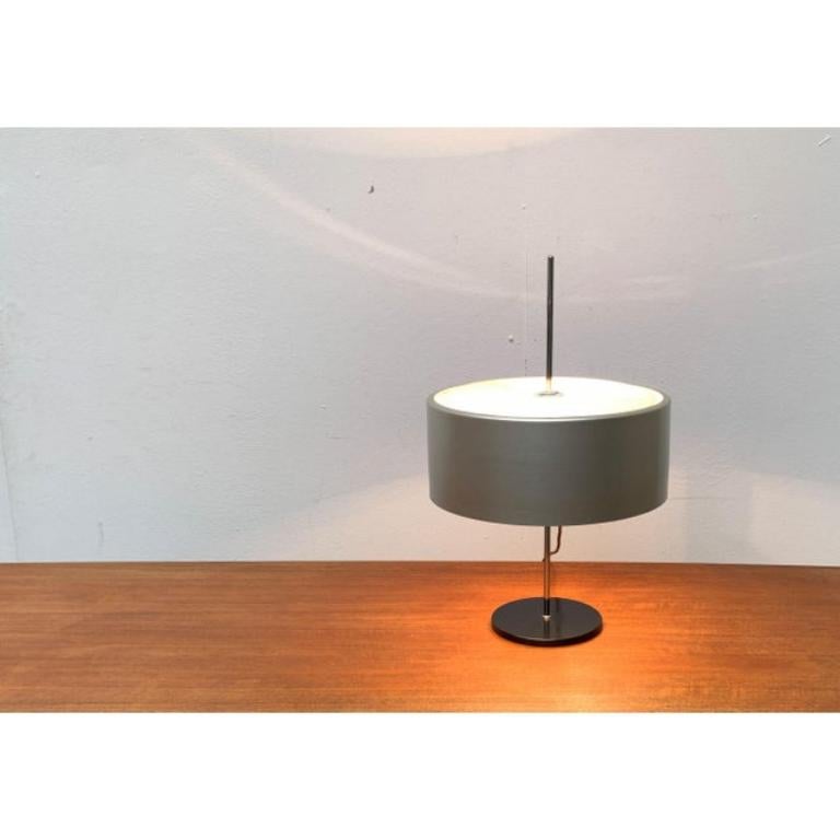 Lámpara de mesa minimalista de mediados de siglo en metal y plástico, años 60 en Excelente estado para la venta en Hamburg, DE