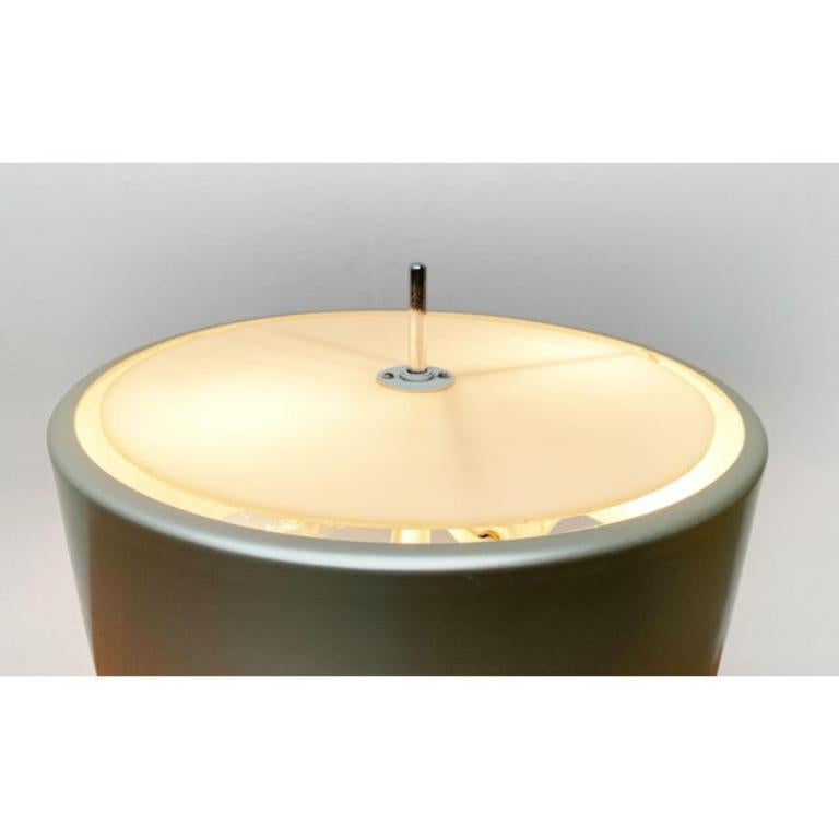 Lámpara de mesa minimalista de mediados de siglo en metal y plástico, años 60 Metal en venta