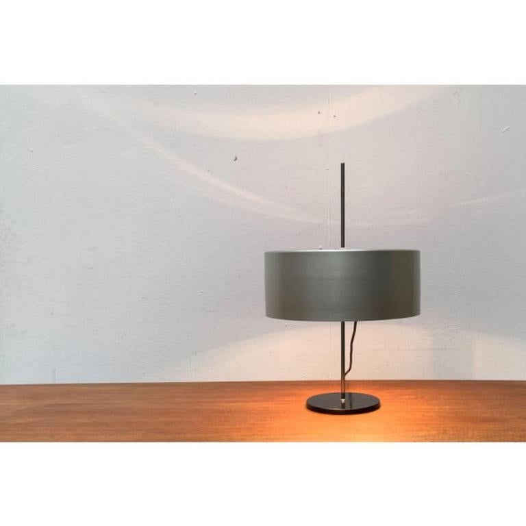 Lámpara de mesa minimalista de mediados de siglo en metal y plástico, años 60 en venta 1