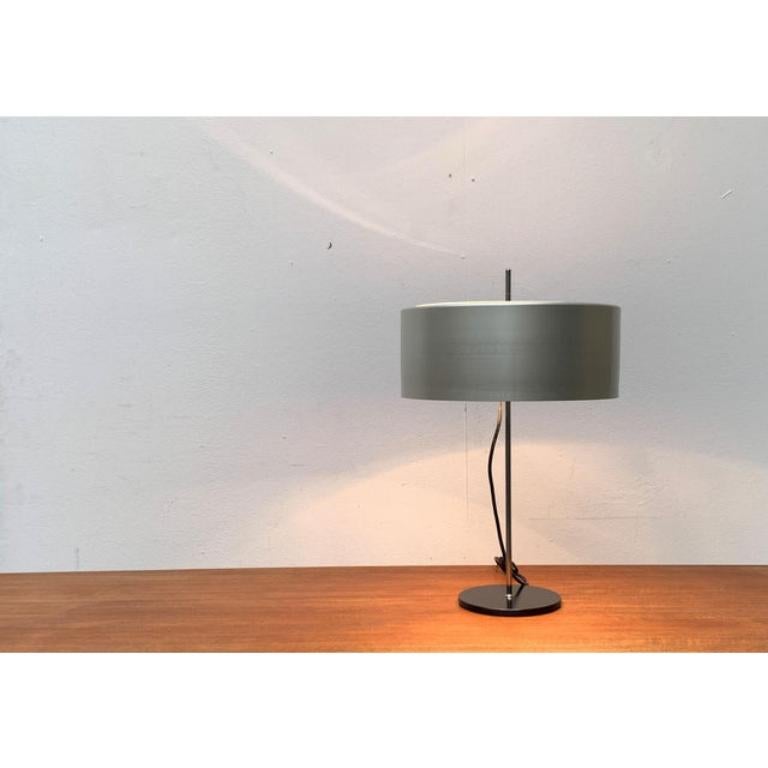 Lámpara de mesa minimalista de mediados de siglo en metal y plástico, años 60 en venta 3