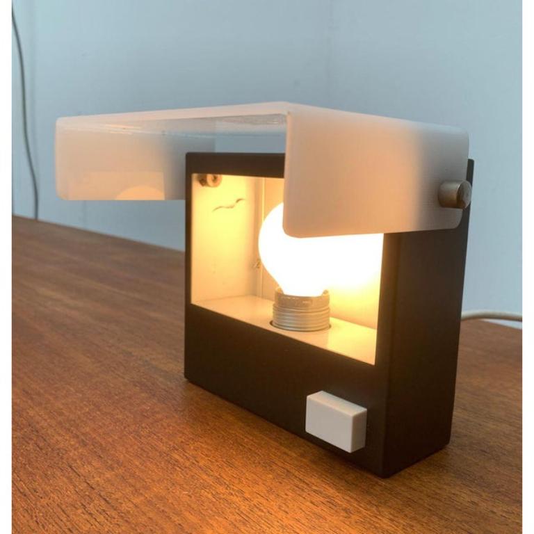 Mid-Century Minimalist Table Lamp in Metal & Plastic For Sale 6