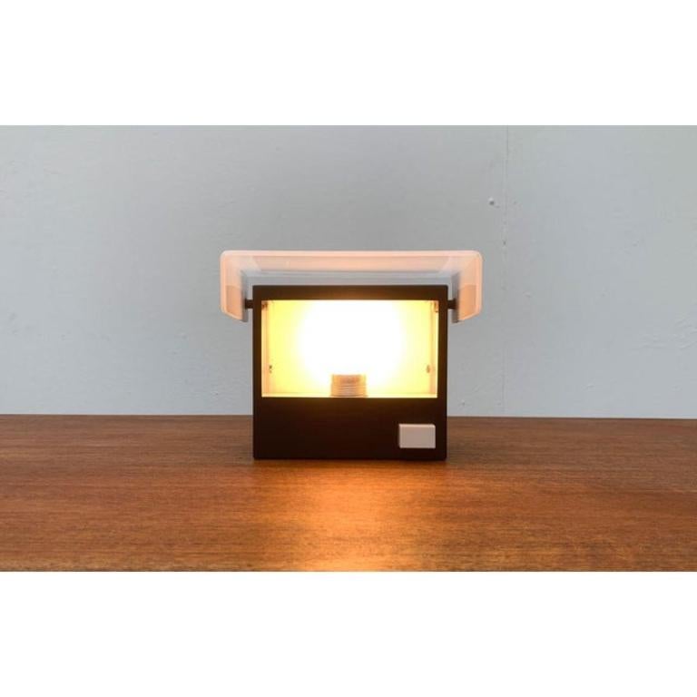 Mid-Century Minimalist Table Lamp in Metal & Plastic In Good Condition For Sale In Hamburg, DE