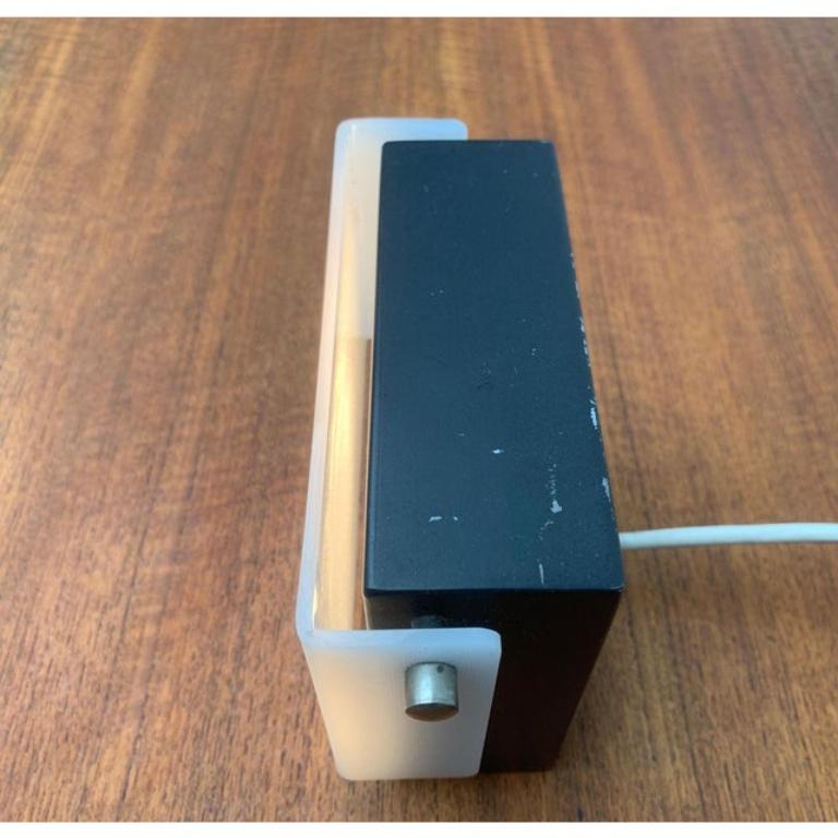 Mid-Century Minimalist Table Lamp in Metal & Plastic For Sale 1