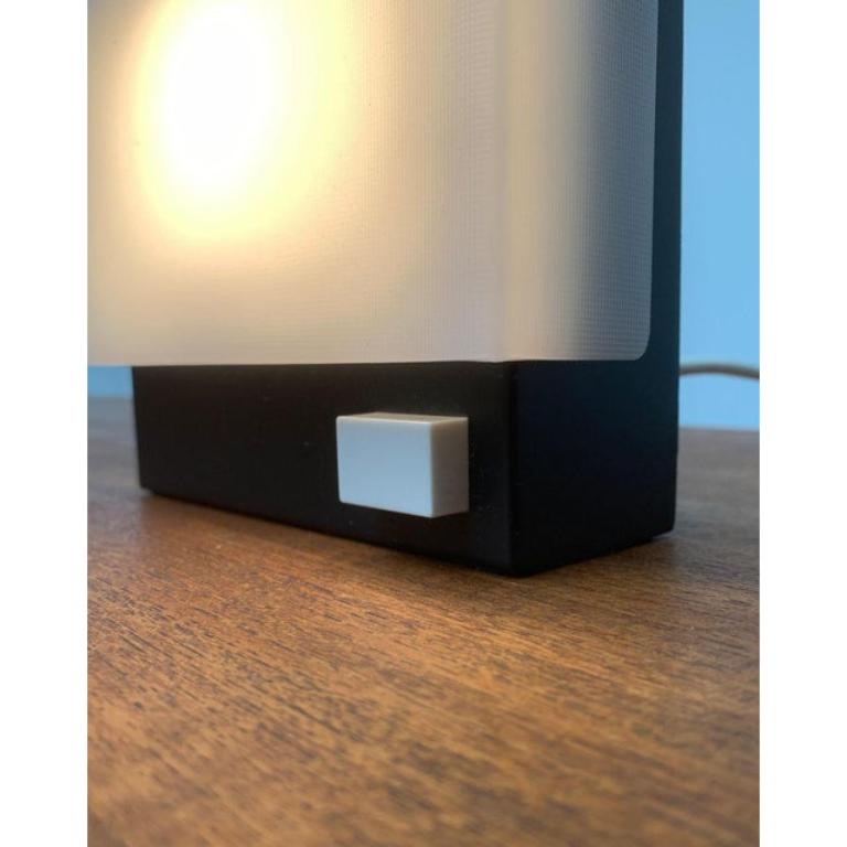 Mid-Century Minimalist Table Lamp in Metal & Plastic For Sale 4