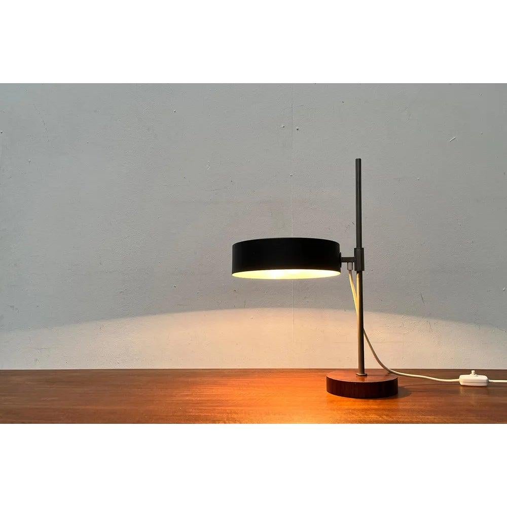 Très rare lampe de table du milieu du siècle dernier.

Un design minimaliste. L'abat-jour plat et rond est fini dans un ton gris foncé. Il peut être tourné autour de son propre axe pour diriger la lumière. Le parapluie est relié à l'arbre par un