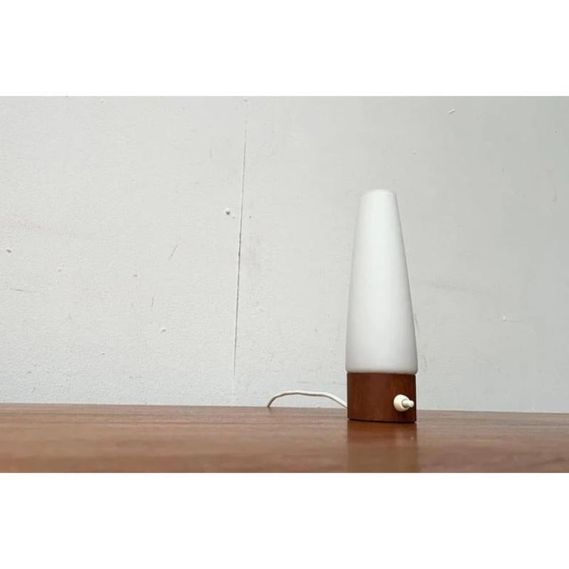 Lampe de table minimaliste du milieu du siècle en teck et verre, années 1960 en vente 4