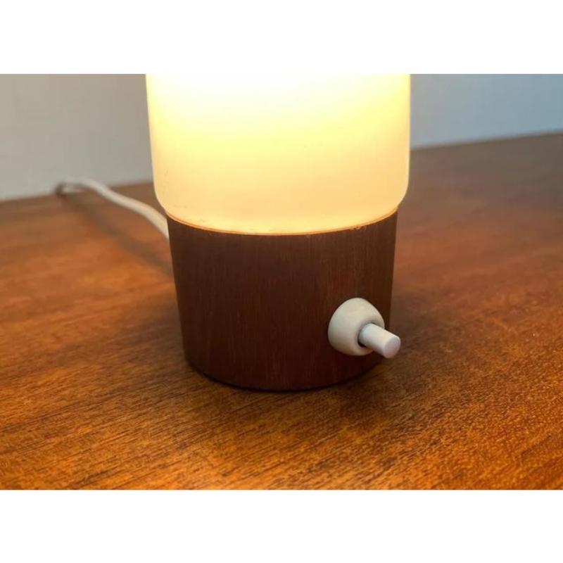 Mid-Century Modern Lampe de table minimaliste du milieu du siècle en teck et verre, années 1960 en vente