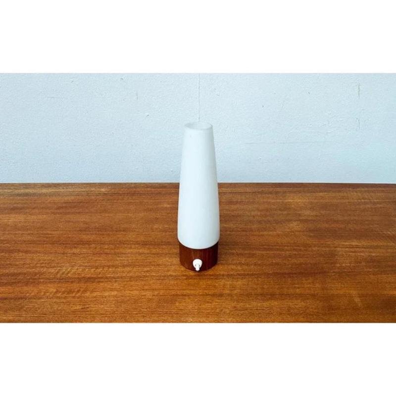 Lampe de table minimaliste du milieu du siècle en teck et verre, années 1960 Excellent état - En vente à Hamburg, DE