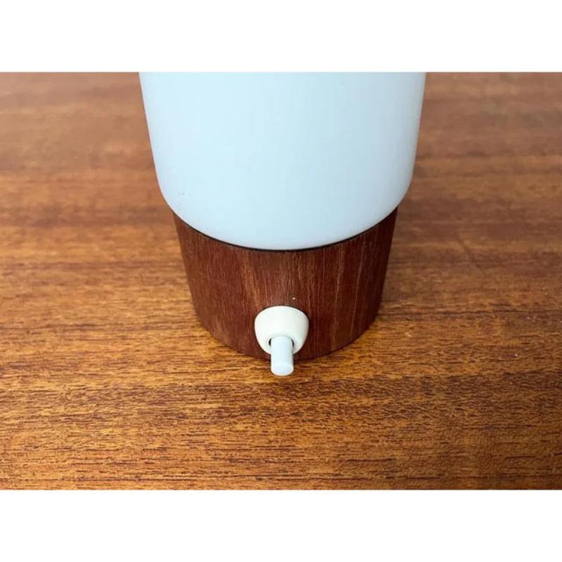 20ième siècle Lampe de table minimaliste du milieu du siècle en teck et verre, années 1960 en vente