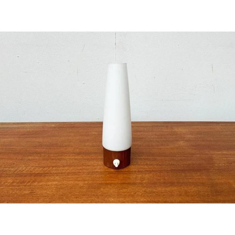 Métal Lampe de table minimaliste du milieu du siècle en teck et verre, années 1960 en vente
