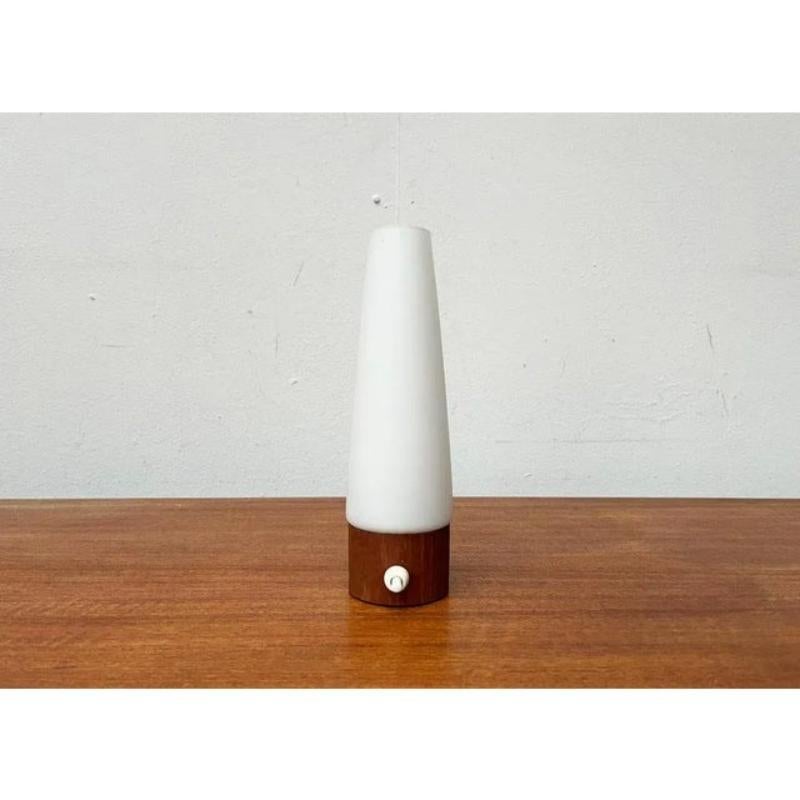 Lampe de table minimaliste du milieu du siècle en teck et verre, années 1960 en vente 1