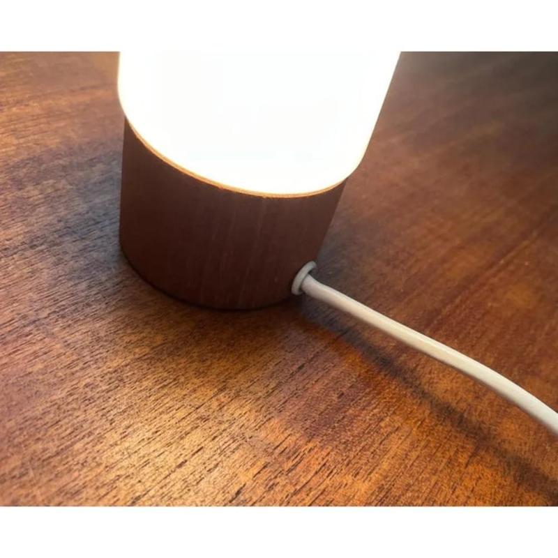 Lampe de table minimaliste du milieu du siècle en teck et verre, années 1960 en vente 2