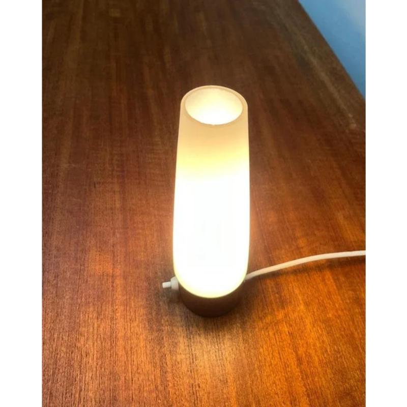 Lampe de table minimaliste du milieu du siècle en teck et verre, années 1960 en vente 3