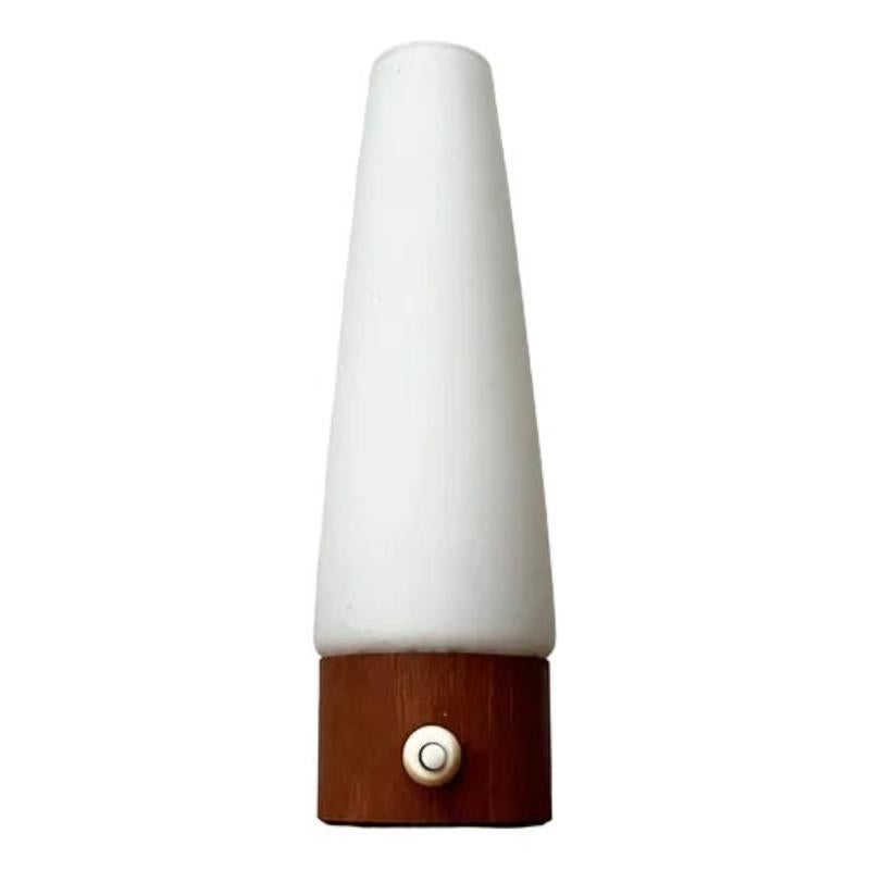 Lampe de table minimaliste du milieu du siècle en teck et verre, années 1960 en vente