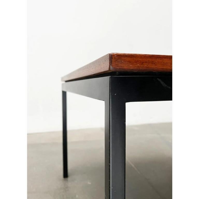 Minimalistischer Mid-Century-Beistelltisch aus Teakholz von Florence Knoll, 1950er Jahre (Moderne der Mitte des Jahrhunderts) im Angebot