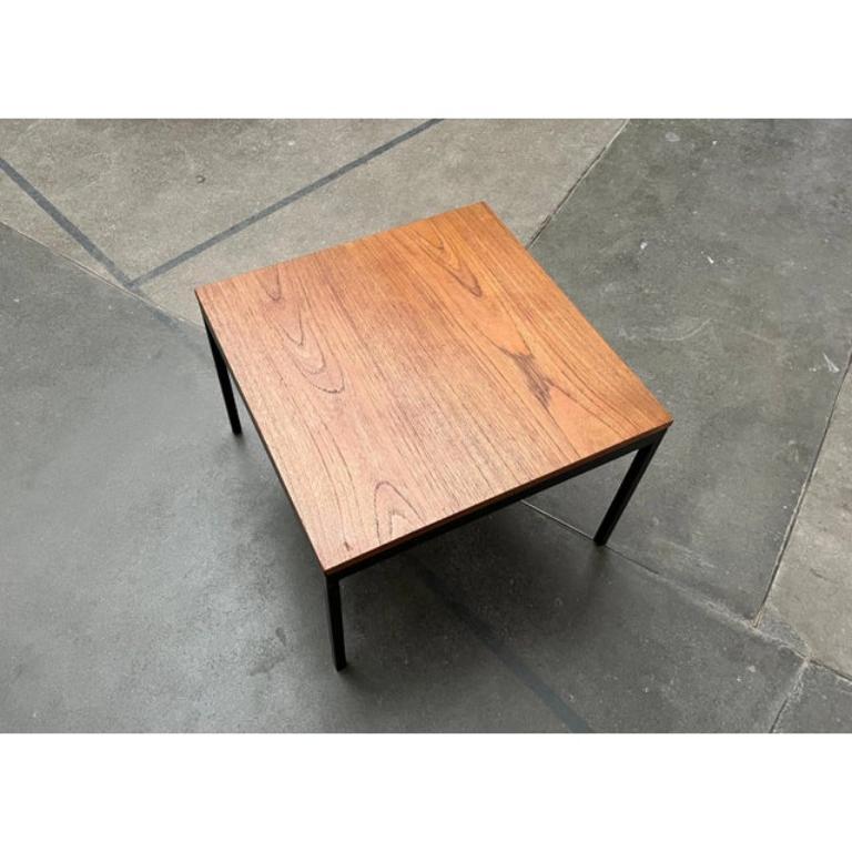 Minimalistischer Mid-Century-Beistelltisch aus Teakholz von Florence Knoll, 1950er Jahre im Zustand „Hervorragend“ im Angebot in Hamburg, DE