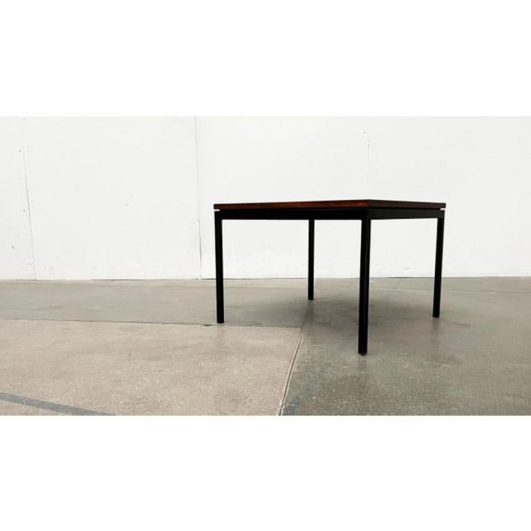 Minimalistischer Mid-Century-Beistelltisch aus Teakholz von Florence Knoll, 1950er Jahre (20. Jahrhundert) im Angebot